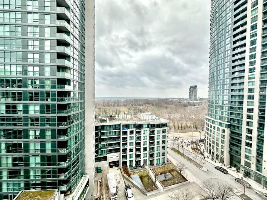 Lake View Apartment W/Parking! Toronto Eksteriør bilde